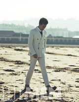 组图：佟大为登杂志封面 海滩写真秀法式浪漫