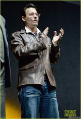 组图：德普皮衣帅气亮相 巴里摩尔黄裙挺大肚