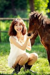 组图：李菲儿夏日清凉装扮 与萌宠互动显爱心