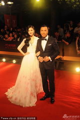 组图：《特殊身份》剧组甄子丹景甜挽手亮相