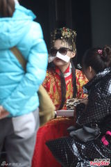 组图：李沁因雾霾得结膜炎 片场裹羽绒服戴墨镜