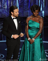 组图：伊万-麦克格雷格与维奥拉-戴维斯颁奖