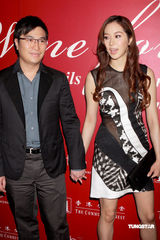 高清：徐子淇优雅现身 与李家诚十指相扣秀恩爱