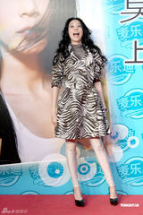 组图：莫文蔚上海签售新专辑 与粉丝握手感谢到来