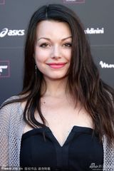 组图：盖尔红裙撑《一线牵》甜蜜笑容走红毯