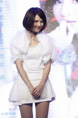 组图：郭静摆桃花阵玩招亲 获赠天后级专属麦克