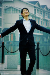 组图：何明翰时尚写真 多面造型显男人本色