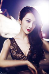 组图：高希希李依晓飞机旁拍时尚大片