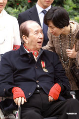 组图：何鸿燊获颁大紫荆勋章 神采奕奕携全家出席