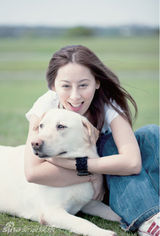 组图：刘虹翎与爱犬拍写真 呼吁关注流浪动物