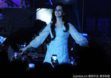 组图：拉娜-德雷开唱人气旺 自恋撩发迷倒众生