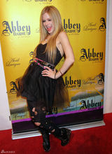 高清组图：艾薇儿黑纱裙亮相 推广自创服装品牌