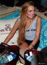 组图：林赛-罗韩露乳险走光 夜店与众男调情