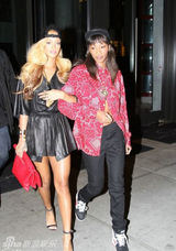 组图：蕾哈娜金发揽闺蜜亲密 剥外衣自探美胸