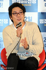 组图：河正宇等出席新片《与犯罪的战争》媒体首映