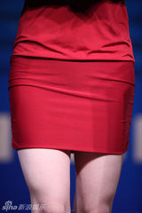 组图：芙蓉姐姐演讲获专人护驾 遭粉丝热情围困