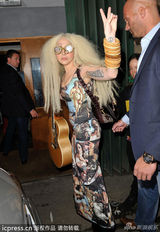 组图：Gaga怪人眼镜爆炸头抢镜 秀名画印花裙