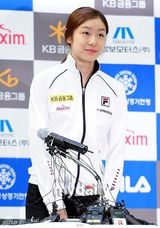 组图：金妍儿返韩引媒体蜂拥 亮相记者会卖萌