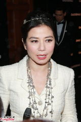 组图：赵世曾携出柜女儿亮相 钟楚红甜笑妩媚