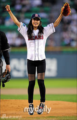 组图：Miss A成员秀智担任棒球比赛开球嘉宾
