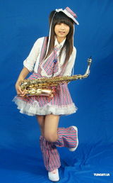 组图：人气美少女许雅涵代言萨克斯风大赛