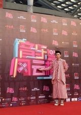 组图：魏晨红色条纹装另类 打造最炫阿拉伯风