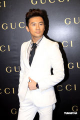 幻灯组图：阮经天苏有朋斗帅 “阔太”黄奕包裹严实