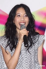 组图：莫文蔚提前穿白纱 卖性感与张亚东同台演出