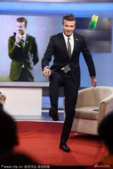 组图：小贝做客《足球之夜》 踢毽子现学现卖