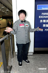 幻灯图：台版苏珊大妈赴港 三港姐盛装机场迎接