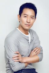 高清图：郭晓峰闲适大片斯文儒雅