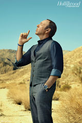 组图：凯文史派西登杂志封面 玩心大发姿态风骚