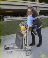 组图：奥兰多带子现身机场 小弗林害羞躲爸怀里