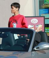 组图：蕾哈娜与男友兜风 卫衣翘臀似甜美小野猫