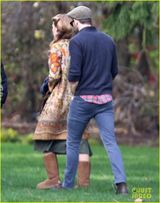 组图：布莱克片场披婚纱吻新郎 老公帅气探班