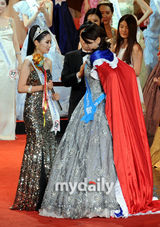 组图：刘静媛当选韩国环球小姐 戴桂冠心情激动