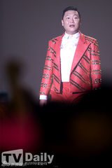 组图：鸟叔PSY韩国开唱 穿喇叭裤起舞大汗淋漓