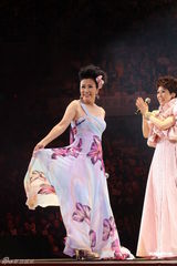 组图：汪明荃助阵关菊英演唱会 黄日华陈豪献唱