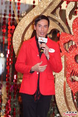 组图：陈豪红装亮相 Jessica C.俯身泄春光