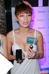 组图：王璐瑶低胸大秀事业线 自曝曾患情绪病