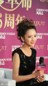 组图：佟丽娅黑裙助阵风尚周年庆获人气奖