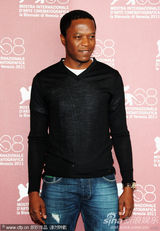 组图：《硬纸盒小镇》记者会 女主角光头造型抢眼