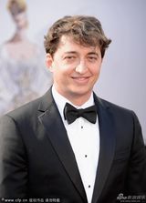 组图：85届奥斯卡红毯-导演贝赫-泽特林儒雅