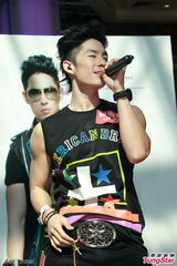 组图：吴建豪盼红馆开唱 签唱与粉丝亲密互动