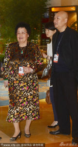 组图：迟重瑞陪富豪妻亮相 挥手致意秀恩爱