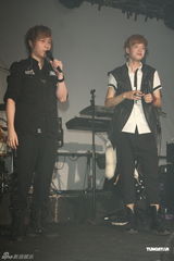 组图：八三夭开唱阿信站台 欲学谢和弦微博放料