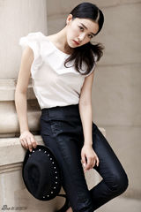 组图：阚清子化身黑骑士 皮裤加身酷劲儿足