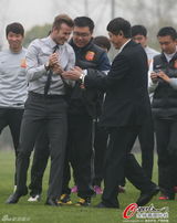 高清组图：小贝表演任意球意外摔倒