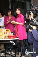 幻灯图：林志玲助阵模特公司开工 泳装环节趣味十足