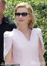 幻灯：《罗宾汉》戛纳记者会 布兰切特粉裙似女神